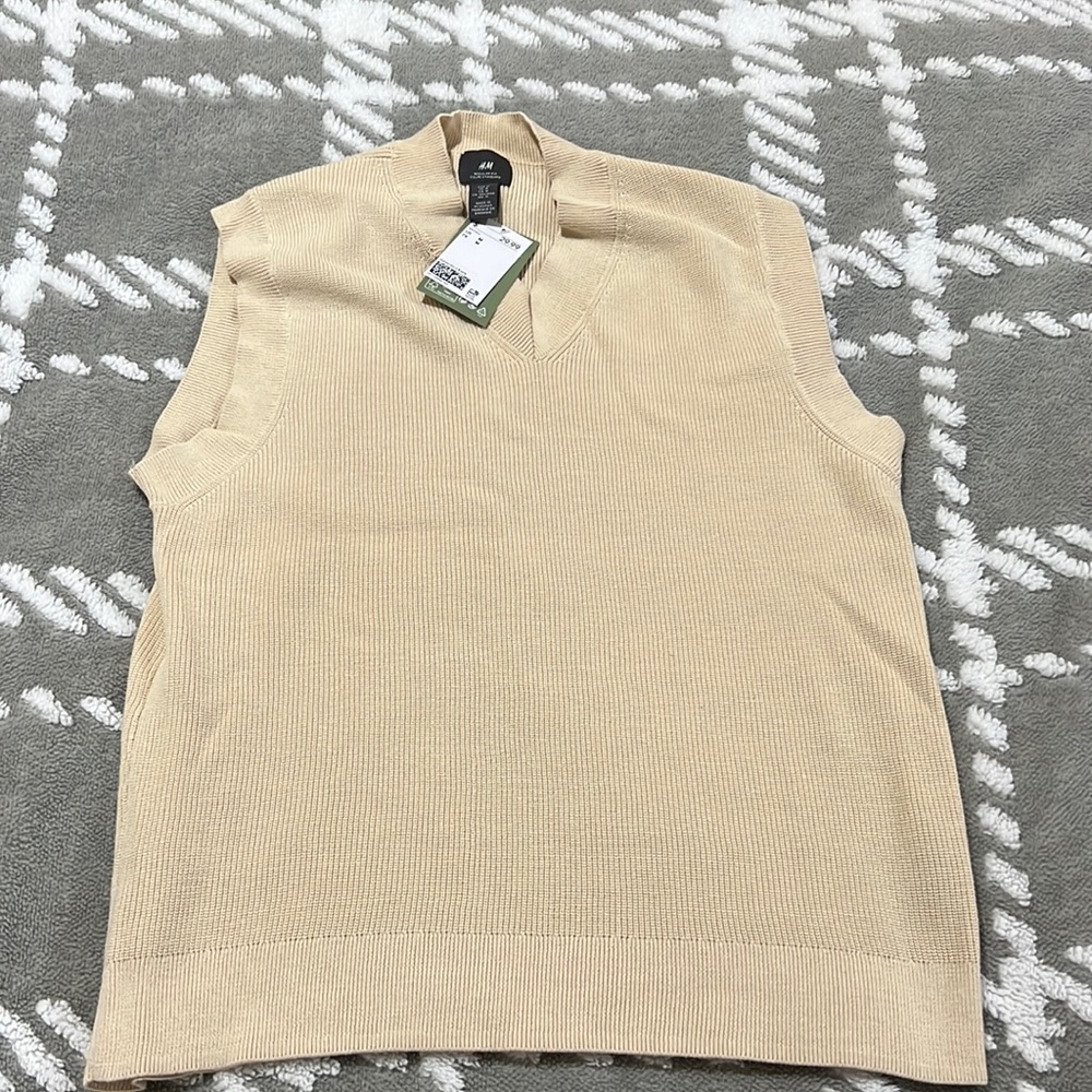 NWT men’s H&M ivory/tan v-neck sweater vest. Size M